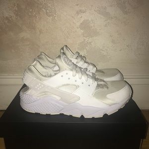 PRE OWNED CUSTOM NIKE AIR HUARACHE ID